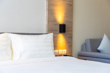 Yatak dekorasyonunda beyaz rahat yastık.