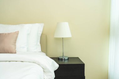 Yatak dekorasyonunda beyaz rahat yastık.