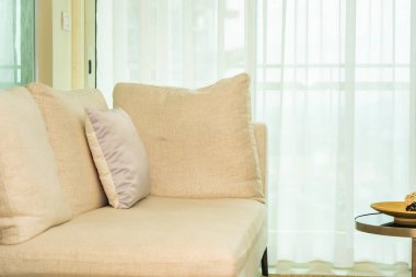 Kanepe dekorasyonunda rahat bir yastık.