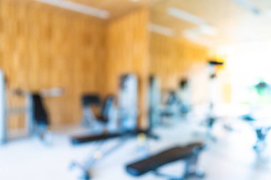 Beden eğitimi odasının içi spor malzemeleriyle dolu.