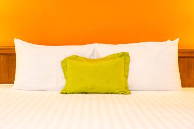 Yatak dekorasyonunda beyaz rahat yastık.