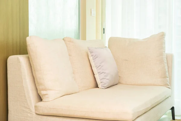 Travesseiro confortável na decoração do sofá com luz interior lâmpada — Fotografia de Stock
