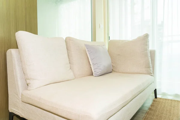 Cómoda almohada en la decoración del sofá con luz interior de la lámpara — Foto de Stock