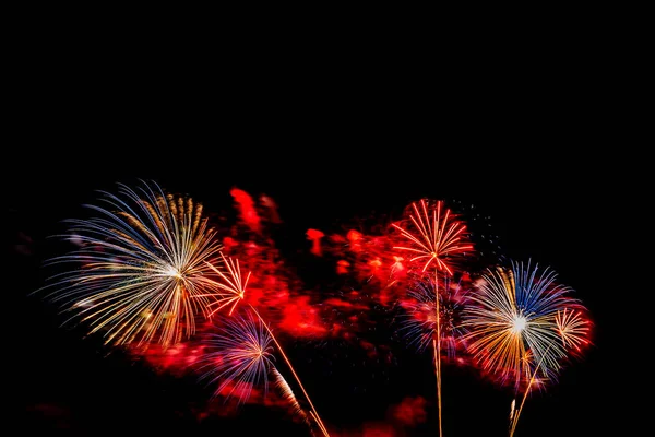 아름다운 색깔의 불꽃놀이가 밤에 축하하는 모습 — 스톡 사진
