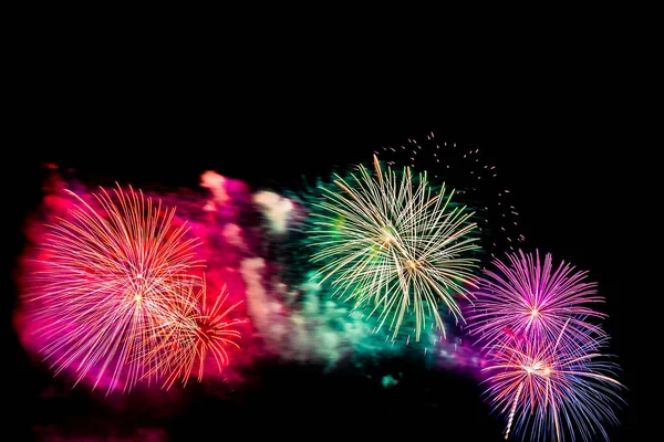 Prachtige kleurrijke vuurwerk display 's nachts om te vieren — Stockfoto