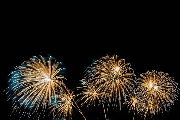 Schönes buntes Feuerwerk in der Nacht zum Feiern — Stockfoto