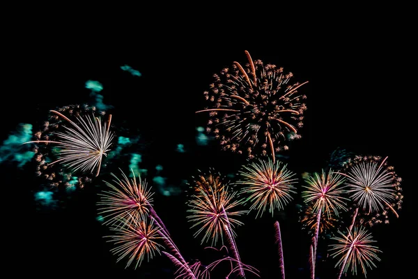 Schönes buntes Feuerwerk in der Nacht zum Feiern — Stockfoto