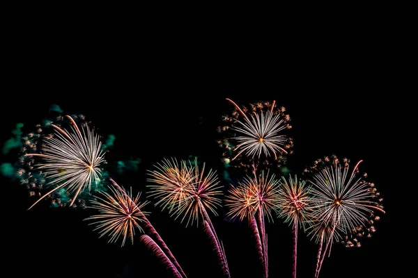 Hermosa exhibición de fuegos artificiales de colores en la noche para celebrar —  Fotos de Stock