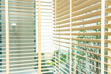 Pencerenin iç dekorasyonunu köreltir