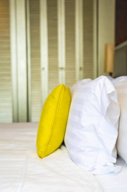 Yastık ve battaniye yatağın üzerinde, içinde lamba süslemesi var.