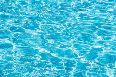 Soyut ve yüzey havuzu suyu, güneş ışığının geri çekilmesiyle yansır