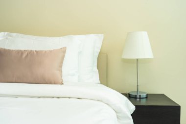 Yatak dekorasyonunda beyaz rahat yastık.