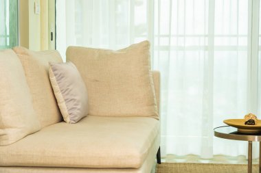 Kanepe dekorasyonunda rahat bir yastık.