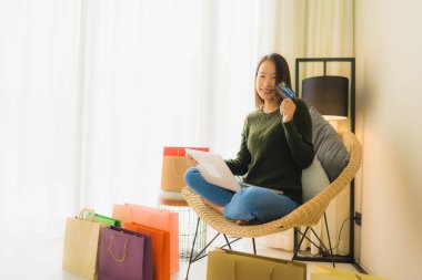 Bilgisayar dizüstü bilgisayar kullanan güzel Asyalı kadınların portresi.