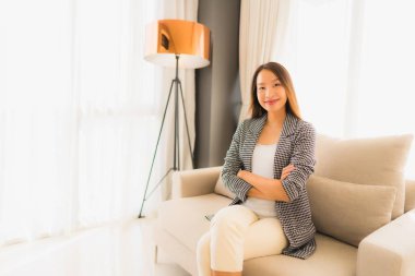 Güzel Asyalı genç kadınların portresi. Mutlu bir gülümseme.