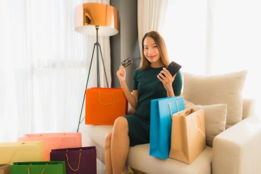 Bilgisayar dizüstü bilgisayar kullanan güzel Asyalı kadınların portresi.