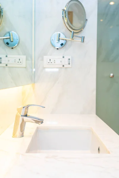 Rubinetto acqua e lavabo decorazione in bagno interno — Foto Stock
