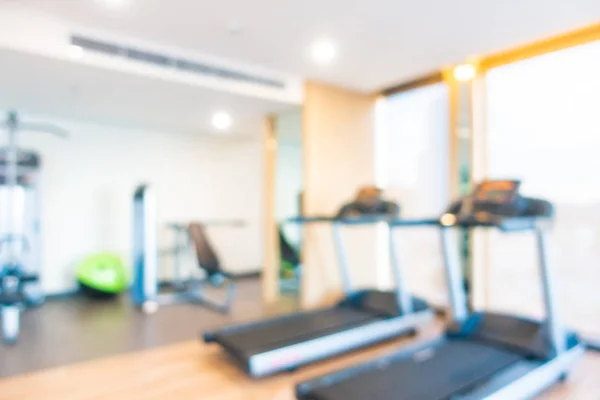 Resumen difuminación interior de la sala de gimnasio con equipo de fitness —  Fotos de Stock