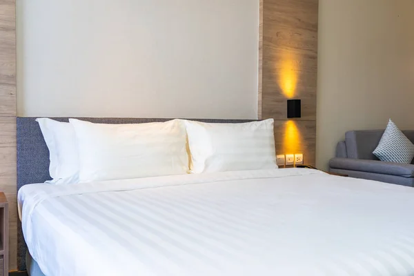 Белая удобная подушка на внутренней отделке кровати — стоковое фото