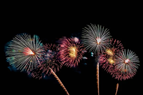 Schönes buntes Feuerwerk in der Nacht zum Feiern — Stockfoto