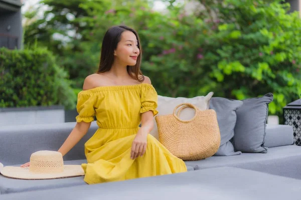 Retrato mujeres hermosas feliz relajarse sonrisa alrededor del jardín — Foto de Stock