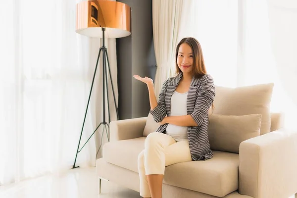 Retrato hermosa joven asiático mujeres feliz sonrisa relajarse sentado o — Foto de Stock