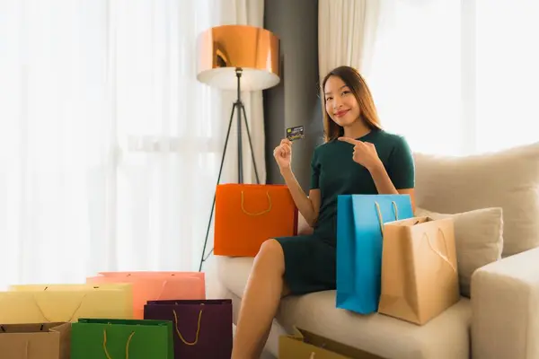 Retrato hermosa joven asiático mujeres utilizando ordenador portátil o sm — Foto de Stock