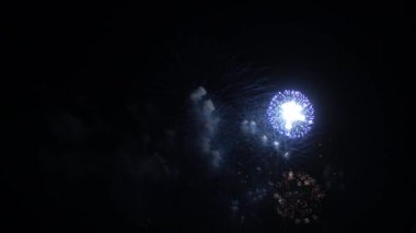 Gece gökyüzünde patlayan havai fişeklerin yakın çekim görüntüleri.