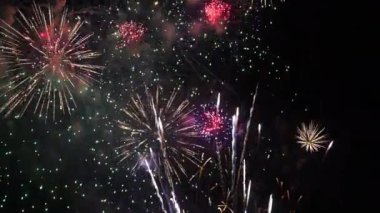 Gece gökyüzünde patlayan havai fişeklerin yakın çekim görüntüleri.