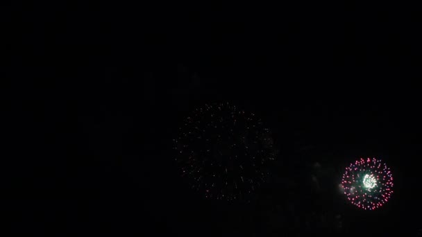 Imágenes Cerca Fuegos Artificiales Que Explotan Cielo Nocturno — Vídeos de Stock