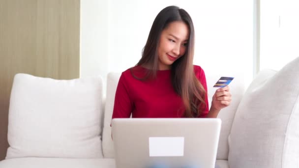 Material Archivo Hermosa Mujer Asiática Haciendo Shopping Con Ordenador Portátil — Vídeos de Stock