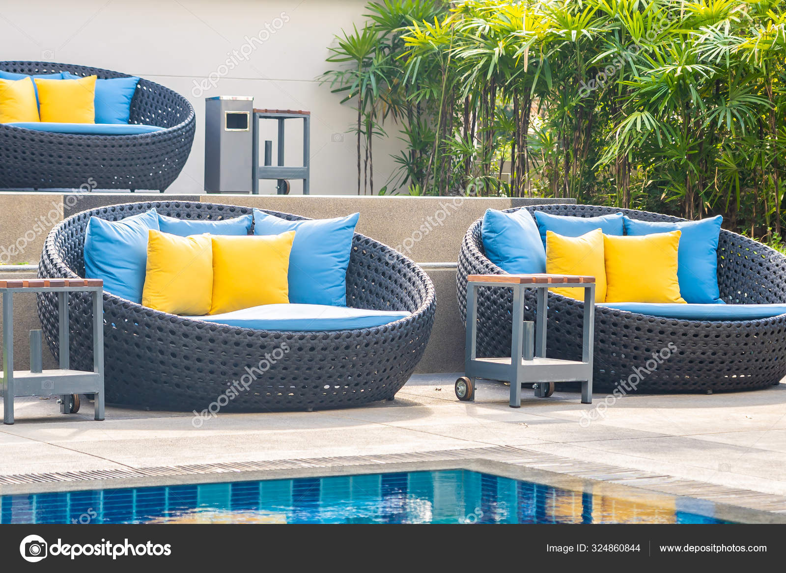 Almohadas en sofá decoración en salón interior — Foto de stock
