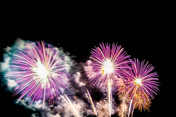아름다운 색깔의 불꽃놀이가 밤에 축하하는 모습 — 스톡 사진