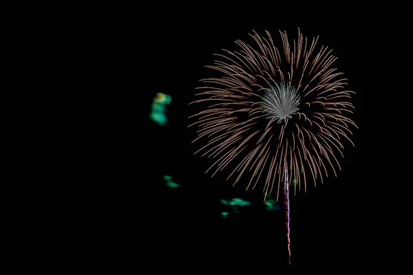 Piękny kolorowy pokaz fajerwerków w nocy do świętowania — Zdjęcie stockowe