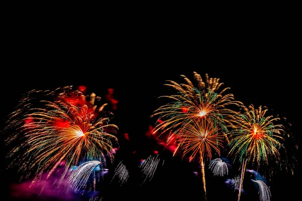 Prachtige kleurrijke vuurwerk display 's nachts om te vieren — Stockfoto