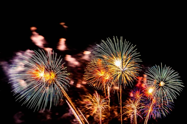 Hermosa exhibición de fuegos artificiales de colores en la noche para celebrar — Foto de Stock
