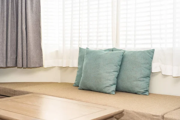 Poduszki na kanapie dekoracji w salonie — Zdjęcie stockowe
