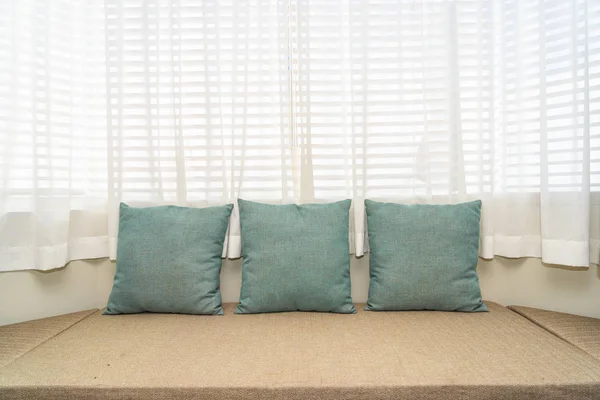 Travesseiro no sofá decoração na sala de estar — Fotografia de Stock