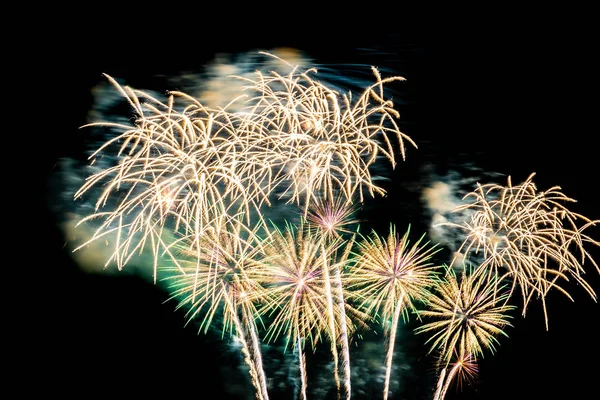 Schönes buntes Feuerwerk in der Nacht zum Feiern — Stockfoto