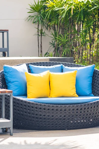 Terras in de tuin met sofa stoel en kussen decoratie — Stockfoto