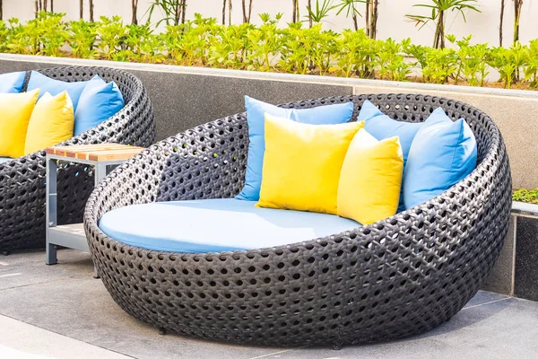 Pátio ao ar livre no jardim com sofá cadeira e travesseiro decoratio — Fotografia de Stock