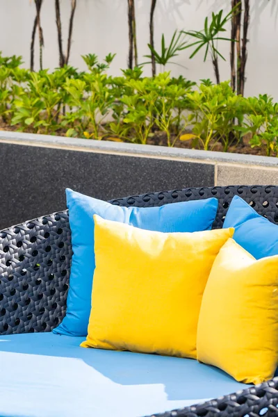 Odkryty patio w ogrodzie z sofą krzesło i poduszki dekoracji — Zdjęcie stockowe