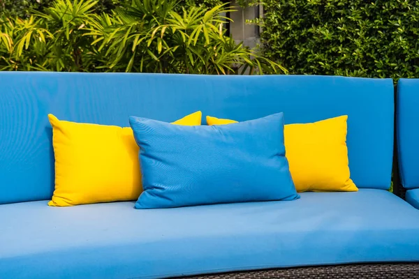 Patio esterno in giardino con poltrona e cuscino decoratio — Foto Stock