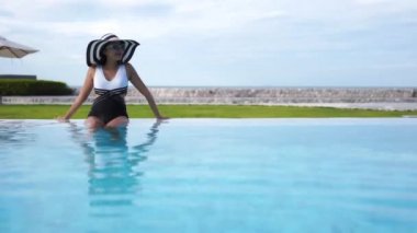 Yaz tatili sırasında havuzda dinlenen Asyalı kadının görüntüleri