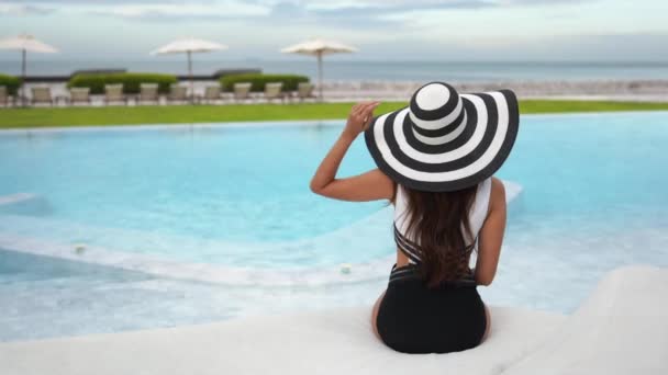 Metraje Mujer Asiática Relajándose Piscina Durante Las Vacaciones Verano — Vídeos de Stock