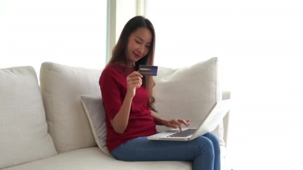 Imagens Bela Mulher Asiática Fazendo Shopping Com Laptop Casa — Vídeo de Stock