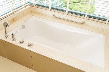 Güzel, lüks, beyaz küvet dekorasyonu.