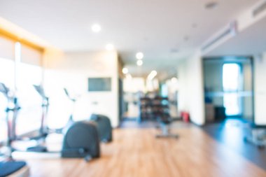 Beden eğitimi odasının içi spor malzemeleriyle dolu.