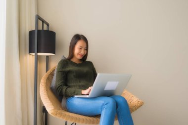 Bilgisayar ya da dizüstü bilgisayar kullanan güzel Asyalı kadınların portresi