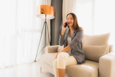 Konuşan cep telefonu kullanan güzel Asyalı genç kadınların portresi 